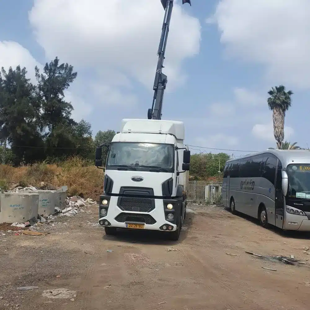 משאית מנוף בשטח עבודה, השכרת ציוד וגידור אתרים
