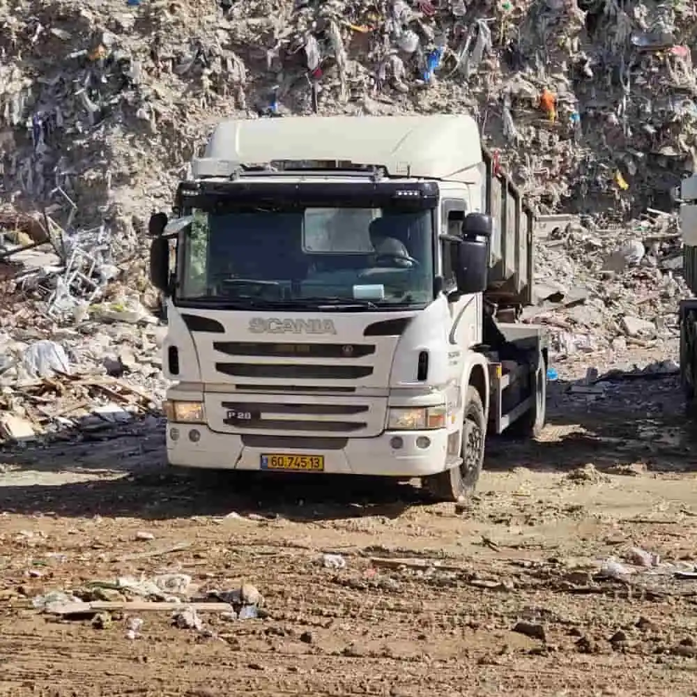 משאית פינוי באתר אחרי הריסת מבנים