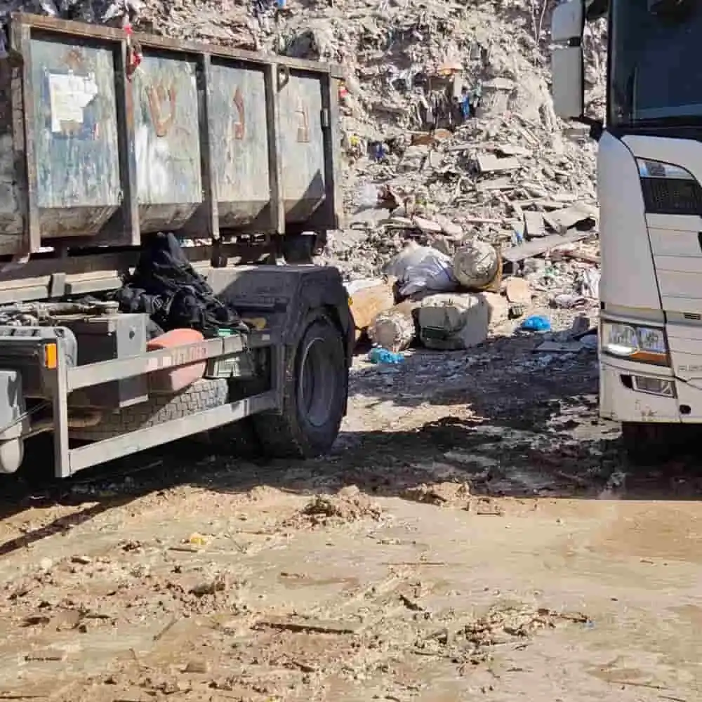 משאית מכולות באתר, פינוי פסולת והריסה