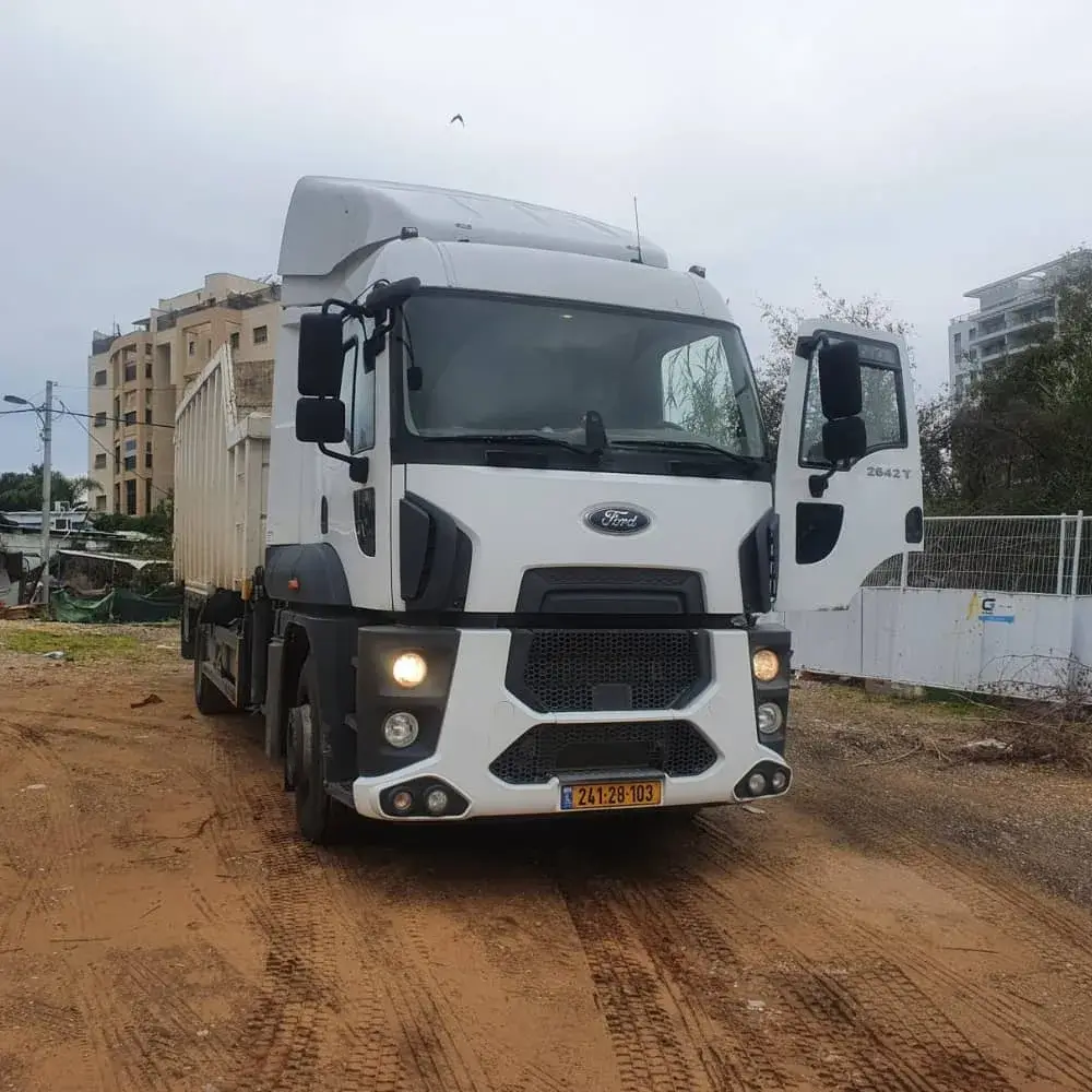 משאית לאספקה באתר עבודה, השכרת ציוד וגידור אתרים