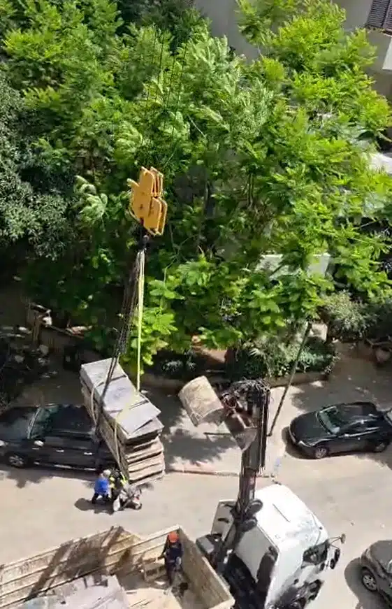 שברי הריסה בחצר לפני פינוי, הריסת מבנים