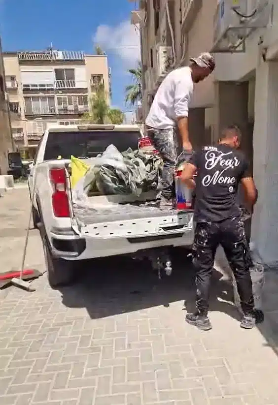 העמסת פסולת שיפוצים לטנדר, פינוי פסולת מבניין מגורים