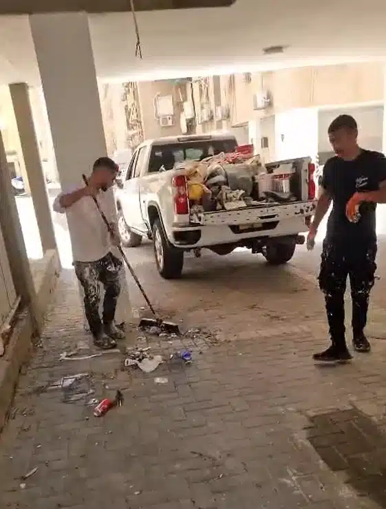 צוות מנקה את השטח בסיום פינוי פסולת שיפוצים