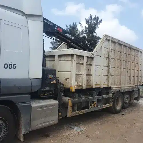 משאית עם מכולה פתוחה, השכרת מכולות לפינוי פסולת