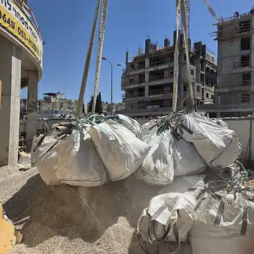 באלות פסולת מורמות במנוף, פינוי פסולת והריסה ליד בניין