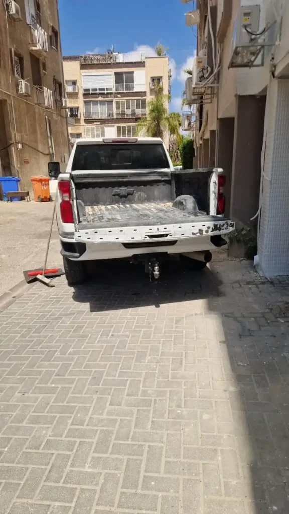 רכב של אגם מפנה פסולת שיפוצים מחצר בניין מגורים