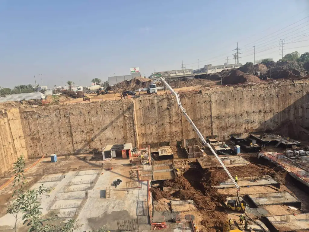 ציוד כבד בעבודות עפר ופינוי - אגם