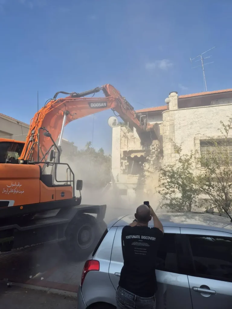בובקט בעבודות עפר באתר בנייה - אגם