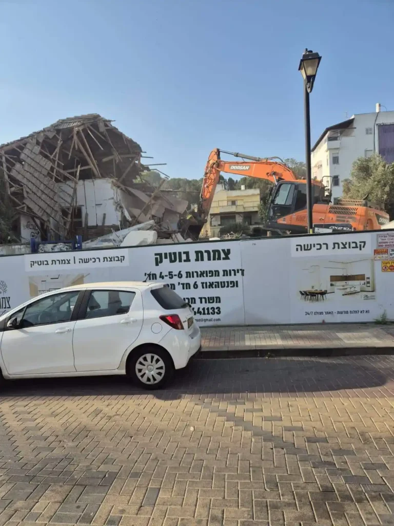 מחפרון בעבודות חפירה ופינוי - אגם